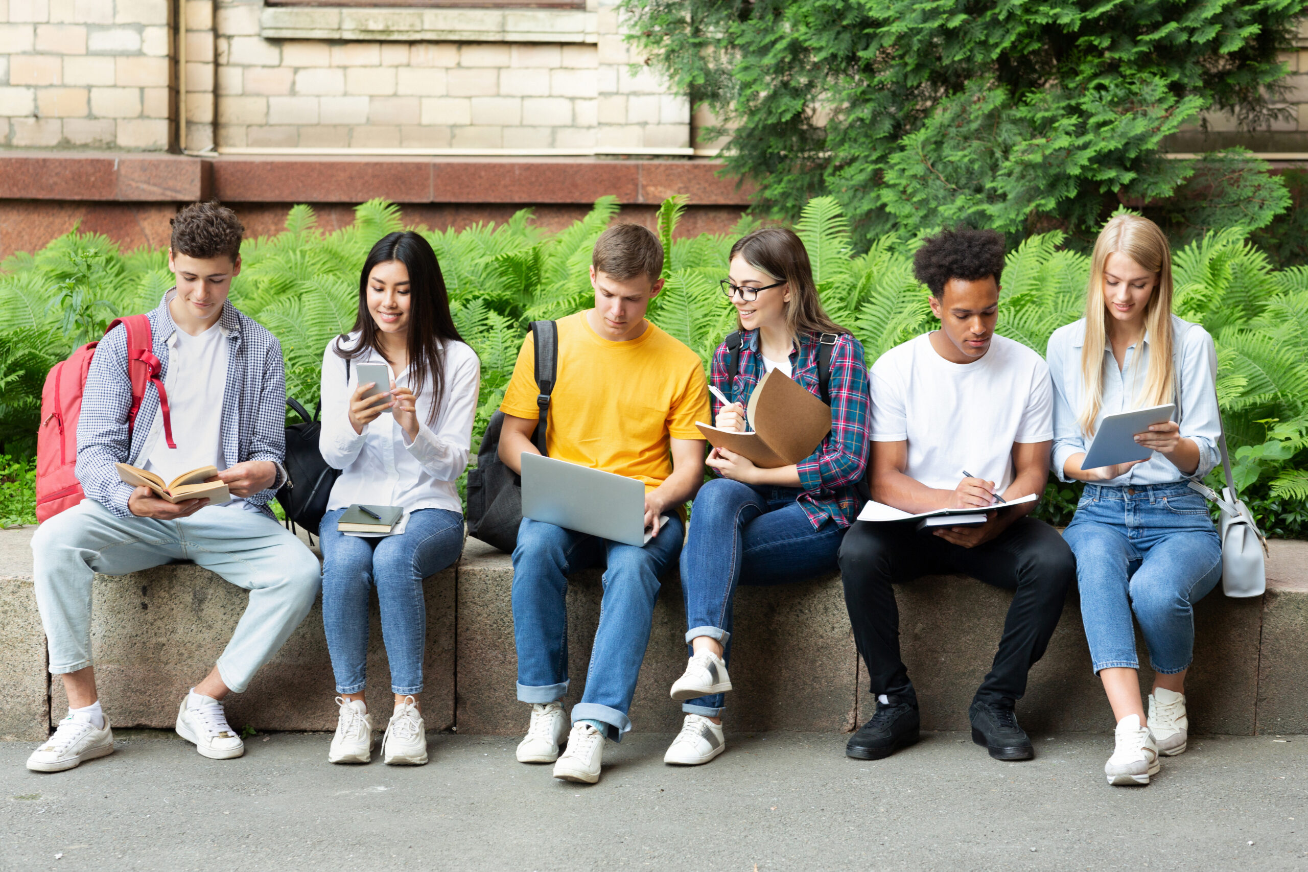 They five year students. Студенты колледжа. Группа кампус. Студент стоит. Фото ребят из кампуса.